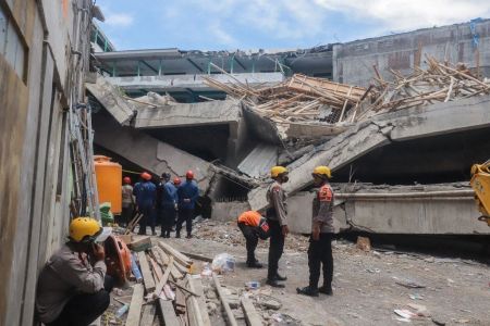 Desabamento de escola na Indonésia