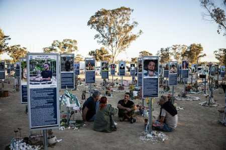 Uma família se senta em homenagem a uma das vítimas dos ataques de 7 de outubro de 2023, no recinto do Festival Nova, em Reim, no sul de Israel, no segundo aniversário dos ataques de 7 de outubro de 2025
