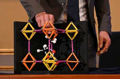 Heiner Linke, presidente do Comitê Nobel de Química, explica um modelo durante uma coletiva de imprensa sobre os vencedores do Prêmio Nobel de Química de 2025 na Real Academia Sueca de Ciências, em Estocolmo, Suécia, em 8 de outubro de 2025.