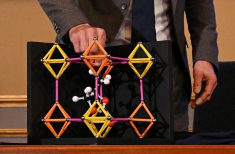 Heiner Linke, presidente do Comitê Nobel de Química, explica um modelo durante uma coletiva de imprensa sobre os vencedores do Prêmio Nobel de Química de 2025 na Real Academia Sueca de Ciências, em Estocolmo, Suécia, em 8 de outubro de 2025.