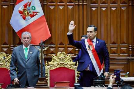 Este folheto do Congresso da República do Peru, tirado e divulgado em 10 de outubro de 2025, mostra o novo presidente interino do Peru, José Jeri Ore (D), gesticulando antes de tomar posse durante uma cerimônia no Congresso Nacional em Lima, após os parlamentares terem destituído a ex-presidente Dina Boluarte