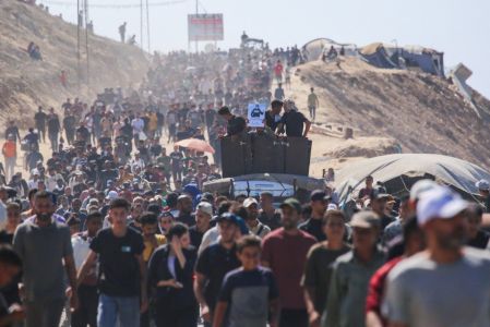 Palestinos seguem pela estrada Al-Rashid em direção à Cidade de Gaza, partindo de Nuseirat, no centro da Faixa de Gaza, em 10 de outubro de 2025