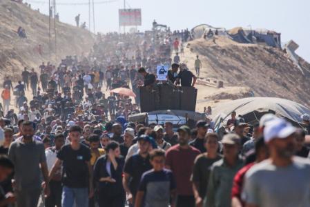 Palestinos seguem pela estrada Al-Rashid em direção à Cidade de Gaza, partindo de Nuseirat, no centro da Faixa de Gaza, em 10 de outubro de 2025