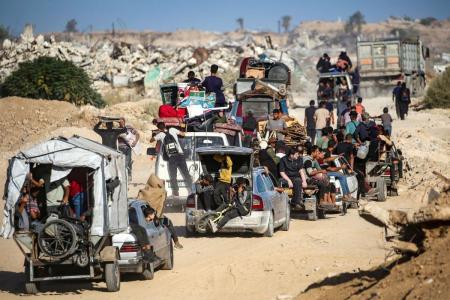Palestinos seguem para a Cidade de Gaza pelo chamado "corredor Netzarim", partindo de Nuseirat, no centro da Faixa de Gaza, em 11 de outubro de 2025