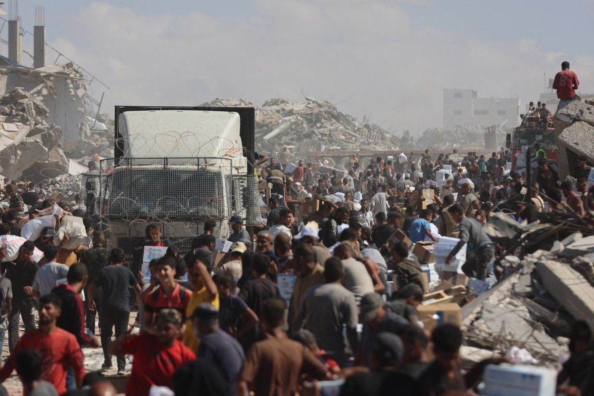 Gaza começa a receber caminhões de ajuda humanitária neste domingo (12)