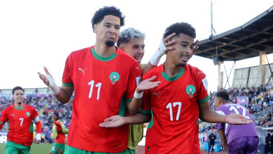 Yassine (número 17) celebra terceiro gol do Marrocos sobre os Estados Unidos ao lado de companheiros