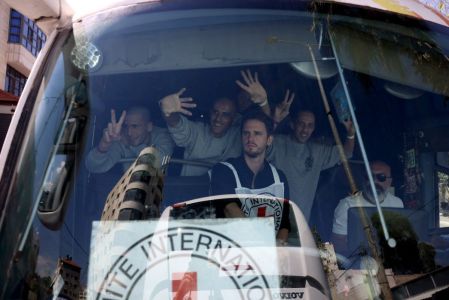 Palestinos gesticulam de dentro de um ônibus após serem libertados da prisão militar de Ofer, localizada entre Ramallah e Beitunia, na Cisjordânia ocupada, em 13 de outubro de 2025, em troca de reféns mantidos pelo Hamas em Gaza desde os ataques de 7 de outubro.