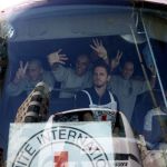 Prisioneiros palestinos deixam penitenciária de Israel após libertação de reféns do Hamas