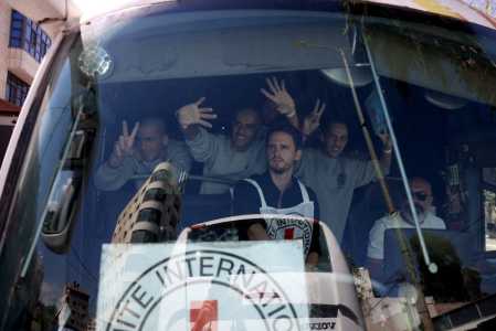 Palestinos gesticulam de dentro de um ônibus após serem libertados da prisão militar de Ofer, localizada entre Ramallah e Beitunia, na Cisjordânia ocupada, em 13 de outubro de 2025, em troca de reféns mantidos pelo Hamas em Gaza desde os ataques de 7 de outubro.