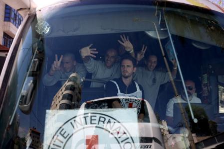 Palestinos gesticulam de dentro de um ônibus após serem libertados da prisão militar de Ofer, localizada entre Ramallah e Beitunia, na Cisjordânia ocupada, em 13 de outubro de 2025, em troca de reféns mantidos pelo Hamas em Gaza desde os ataques de 7 de outubro.