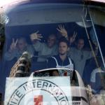 Prisioneiros palestinos deixam penitenciária de Israel após libertação de reféns do Hamas