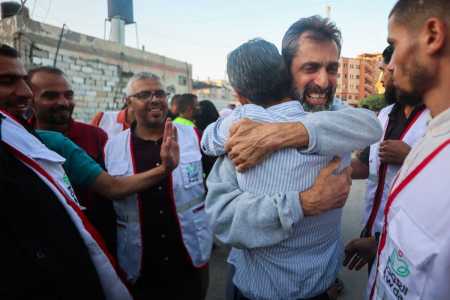 Funcionários do hospital palestino e simpatizantes dão as boas-vindas ao diretor do Hospital Al-Awda, no norte de Gaza, Dr. Ahmad Mhanna, que foi detido pelas forças israelenses no hospital em 18 de dezembro de 2023, após sua liberação e chegada ao hospital Nasser em Khan Yunis, no sul da Faixa de Gaza, em 13 de outubro de 2025
