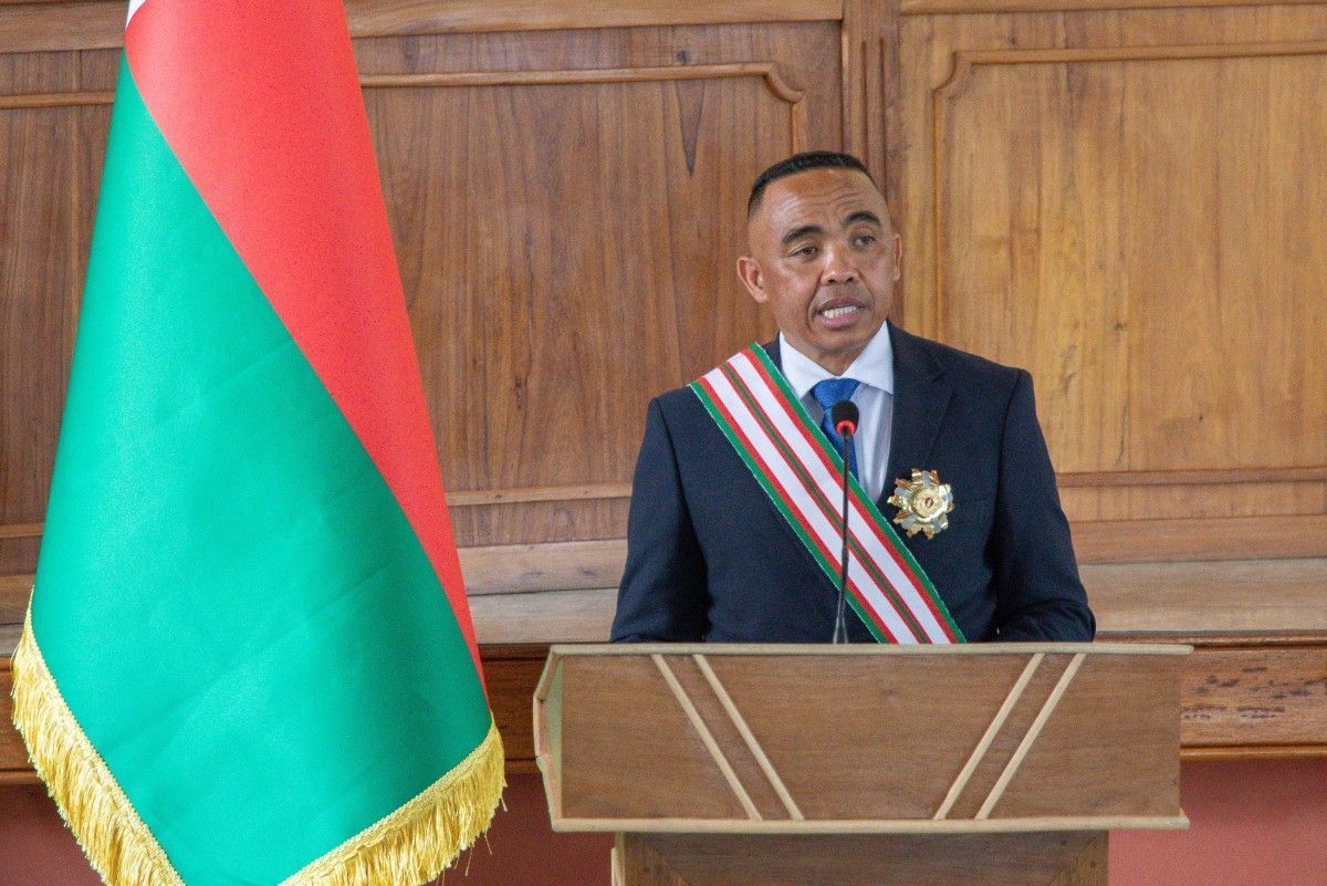 Coronel Michael Randrianirina assume presidência de Madagascar, após ...