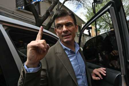 Paz obteve 54,5% dos votos apurados, contra 45,4% de seu rival