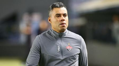 Técnico Jair Ventura, do Vitória, durante jogo contra o Santos pelo Campeonato Brasileiro