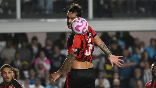 Zagueiro Lucas Halter, capitão do Vitória, em ação contra o Santos pelo Campeonato Brasileiro
