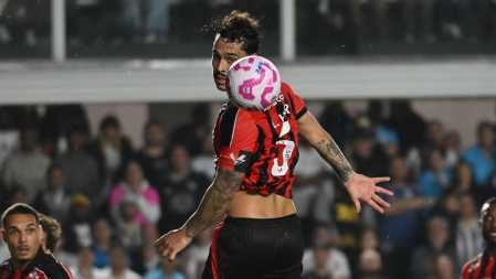 Zagueiro Lucas Halter, capitão do Vitória, em ação contra o Santos pelo Campeonato Brasileiro