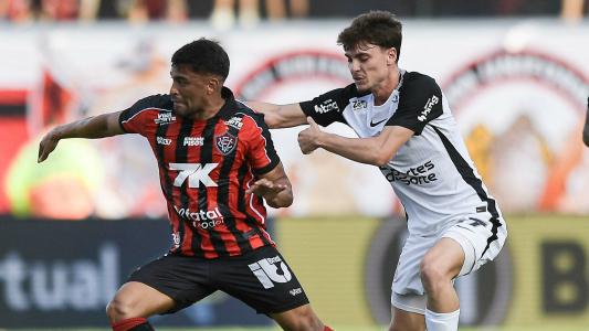 Volante Ronald, um dos suspensos, em ação contra o Corinthians