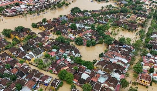 Esta imagem aérea mostra as águas das enchentes inundando ruas e prédios após fortes chuvas em Hoi An, em 30 de outubro de 2025