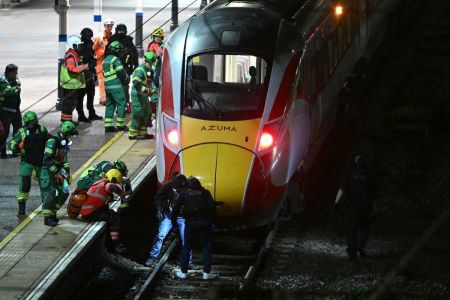 Ataque a faca em trem britânico deixa feridos e termina com duas prisões