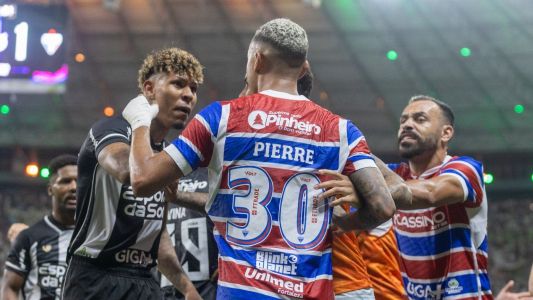 Pierre, do Fortaleza, discute com Marcos Victor, do Ceará, durante Clássico-Rei