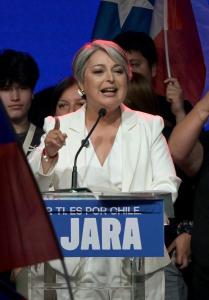 A candidata à presidência do Chile, Jeannette Jara, da coligação Unidad por Chile, discursa após a divulgação dos primeiros resultados das pesquisas de boca de urna das eleições gerais, em Santiago, em 16 de novembro de 2025.