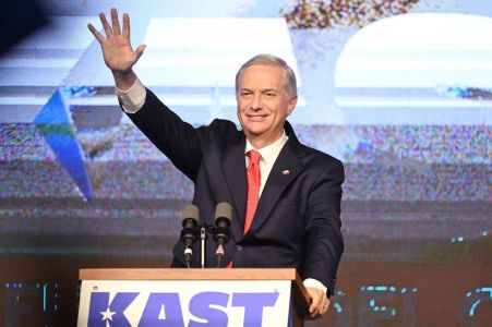 O candidato à presidência do Chile, José Antonio Kast, do Partido Republicano, acena para seus apoiadores enquanto discursa após a divulgação dos primeiros resultados das pesquisas de boca de urna das eleições gerais em Santiago, em 16 de novembro de 2025