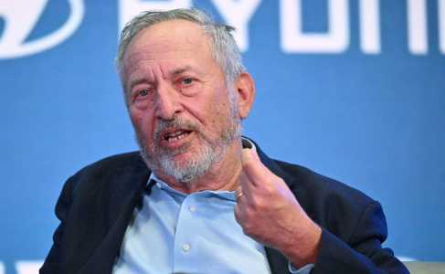 (ARQUIVO) O ex-secretário do Tesouro dos EUA, Larry Summers, discursa durante a Cúpula Econômica Mundial em Washington, DC, em 17 de abril de 2024.