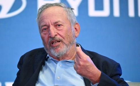 (ARQUIVO) O ex-secretário do Tesouro dos EUA, Larry Summers, discursa durante a Cúpula Econômica Mundial em Washington, DC, em 17 de abril de 2024.