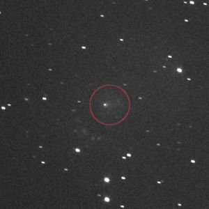 Esta imagem da NASA, obtida em 19 de novembro de 2025, mostra o cometa interestelar 3I/ATLAS, circulado no centro, visto pelo instrumento de imagem em preto e branco LöLORRI da sonda Lucy da NASA