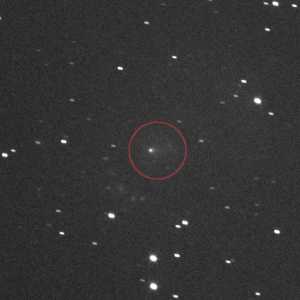 Esta imagem da NASA, obtida em 19 de novembro de 2025, mostra o cometa interestelar 3I/ATLAS, circulado no centro, visto pelo instrumento de imagem em preto e branco LöLORRI da sonda Lucy da NASA