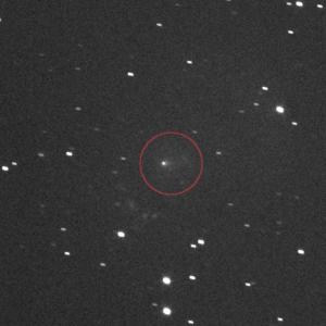 Esta imagem da NASA, obtida em 19 de novembro de 2025, mostra o cometa interestelar 3I/ATLAS, circulado no centro, visto pelo instrumento de imagem em preto e branco LöLORRI da sonda Lucy da NASA