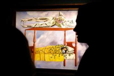 (ARQUIVO) "El Sueno", de Frida Kahlo, é fotografado no leilão Marquee Sales Series da Sotheby's em Nova York, em 8 de novembro de 2025. "El Sueno", um autorretrato da lendária artista mexicana Frida Kahlo, foi vendido por US$ 54,66 milhões em Nova York na quinta-feira, estabelecendo um novo recorde para o preço de uma pintura de uma artista feminina, informou a casa de leilões Sotheby's.