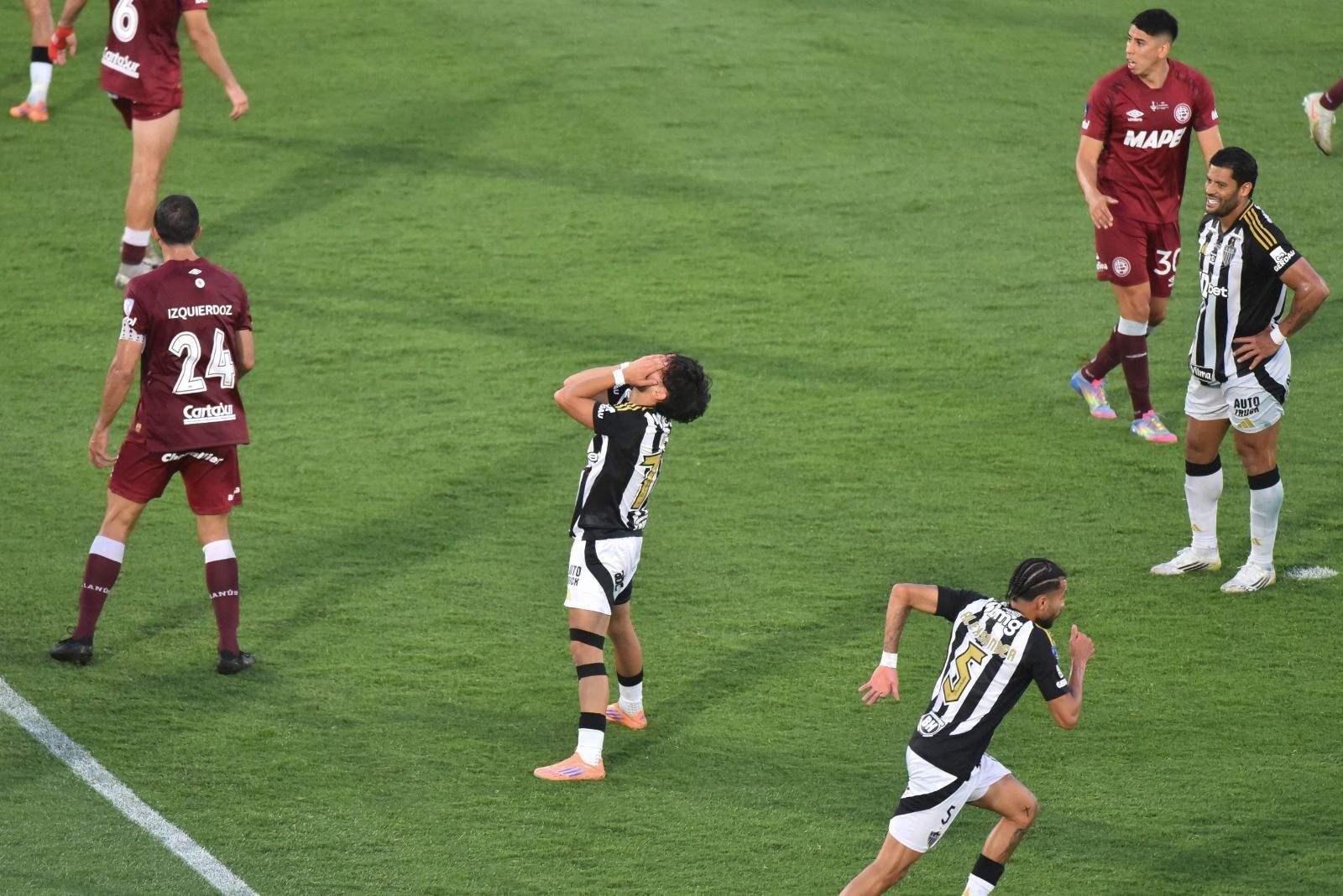 Biel desabafa, pede desculpas por erros e promete volta por cima no Atlético