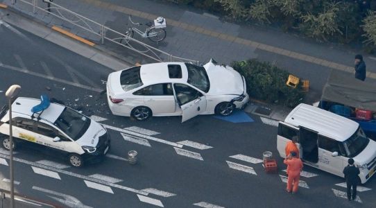 Uma foto mostra um carro que se acredita ter invadido uma calçada e atropelado várias pessoas no bairro de Adachi, em Tóquio, em 24 de novembro de 2025.