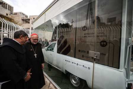 O padre Ibrahim Faltas, da Ordem Franciscana egípcia (à esquerda), e o cardeal sueco Anders Arborelius, bispo de Estocolmo, inspecionam o "Veículo da Esperança", o papamóvel usado pelo Papa Francisco durante sua visita a Belém em 2014, que foi adaptado pela organização humanitária católica Caritas para se tornar uma clínica móvel infantil a ser implantada na Faixa de Gaza, em Belém, na Cisjordânia ocupada por Israel, em 25 de novembro de 2025