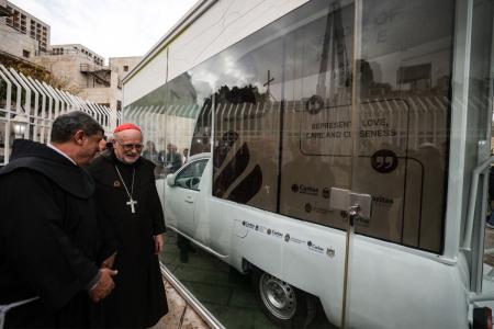 O padre Ibrahim Faltas, da Ordem Franciscana egípcia (à esquerda), e o cardeal sueco Anders Arborelius, bispo de Estocolmo, inspecionam o "Veículo da Esperança", o papamóvel usado pelo Papa Francisco durante sua visita a Belém em 2014, que foi adaptado pela organização humanitária católica Caritas para se tornar uma clínica móvel infantil a ser implantada na Faixa de Gaza, em Belém, na Cisjordânia ocupada por Israel, em 25 de novembro de 2025