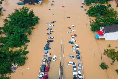 Esta foto aérea, tirada em 26 de novembro de 2025, mostra veículos submersos pelas águas da enchente em Hat Yai, na província de Songkhla, no sul da Tailândia