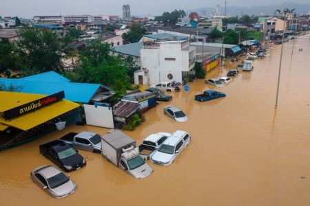 Esta foto aérea, tirada em 26 de novembro de 2025, mostra veículos submersos pelas águas da enchente em Hat Yai, na província de Songkhla, no sul da Tailândia.
