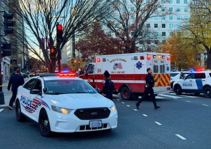Policiais e equipes de emergência se reúnem perto da cena do crime após um tiroteio no centro de Washington, D.C., em 26 de novembro de 2025.