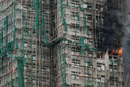 Apartamentos ainda queimam após um grande incêndio ter devastado vários blocos de apartamentos no conjunto residencial Wang Fuk Court, no distrito de Tai Po, em Hong Kong, em 27 de novembro de 2025