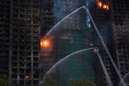 Apartamentos ainda queimam após um grande incêndio ter devastado vários blocos de apartamentos no conjunto residencial Wang Fuk Court, no distrito de Tai Po, em Hong Kong, em 27 de novembro de 2025