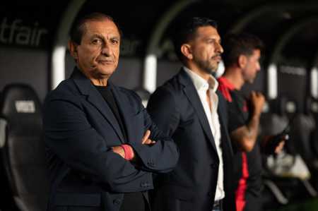 Ramón e Emiliano Díaz no banco do Internacional durante a goleada sofrida para o Vasco