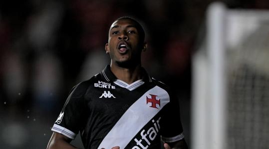 Rayan 'passeou' pela zaga do Inter e foi importante para a goleada do Vasco pelo Brasileirão