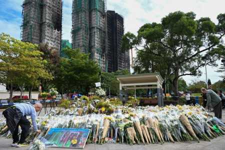 Apartamentos ainda queimam após um grande incêndio ter devastado vários blocos de apartamentos no conjunto residencial Wang Fuk Court, no distrito de Tai Po, em Hong Kong, em 27 de novembro de 2025