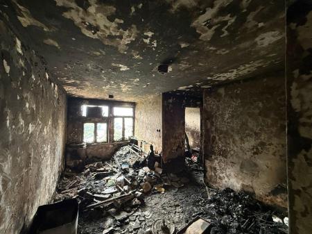 Testemunhas observam a densa fumaça e as chamas que se elevam durante um grande incêndio no conjunto residencial Wang Fuk Court, no distrito de Tai Po, em Hong Kong, em 26 de novembro de 2025