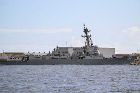 O destróier de mísseis guiados da classe Arleigh Burke, USS Stockdale (DDG-106), está atracado no Porto Rafael Cordero Santiago das Américas em 2 de dezembro de 2025, em Ponce, Porto Rico