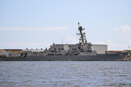 O destróier de mísseis guiados da classe Arleigh Burke, USS Stockdale (DDG-106), está atracado no Porto Rafael Cordero Santiago das Américas em 2 de dezembro de 2025, em Ponce, Porto Rico