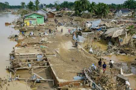 Casas danificadas por enchentes são vistas na vila de Kuala Simpang, em Aceh Tamiang, Sumatra do Norte, em 2 de dezembro de 2025.