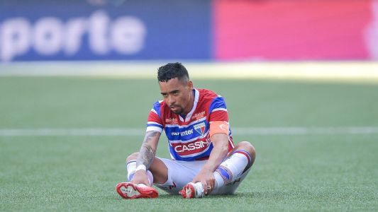 Yago Pikachu, do Fortaleza, no gramado no Estádio Nilton Santos em jogo contra o Botafogo